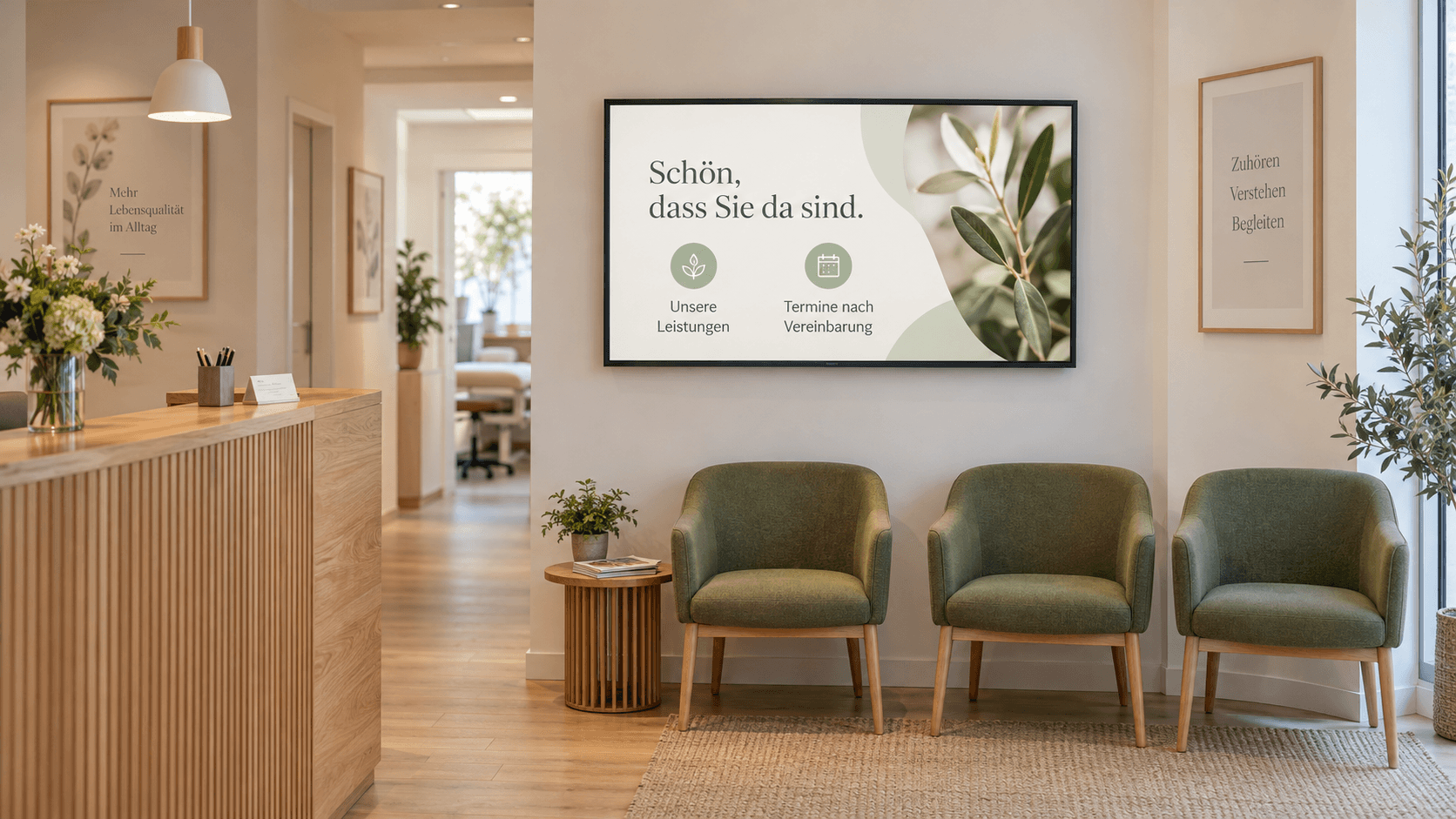 Visualisierung: Bildschirm mit Begrüssung und Serviceinformationen in einem Wartebereich.
